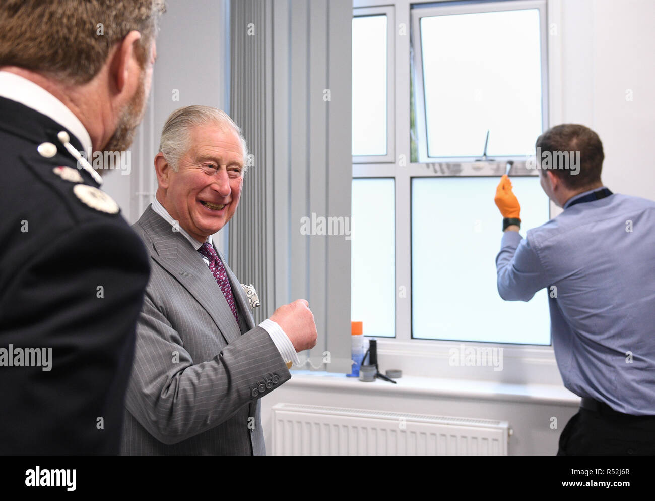 Le Prince de Galles montres en scène de crime Sam Powell de poussière une fenêtre pour les empreintes digitales lors de sa visite à récemment rénové, l'hôtel King's Lynn de Police de King's Lynn, Norfolk. Banque D'Images