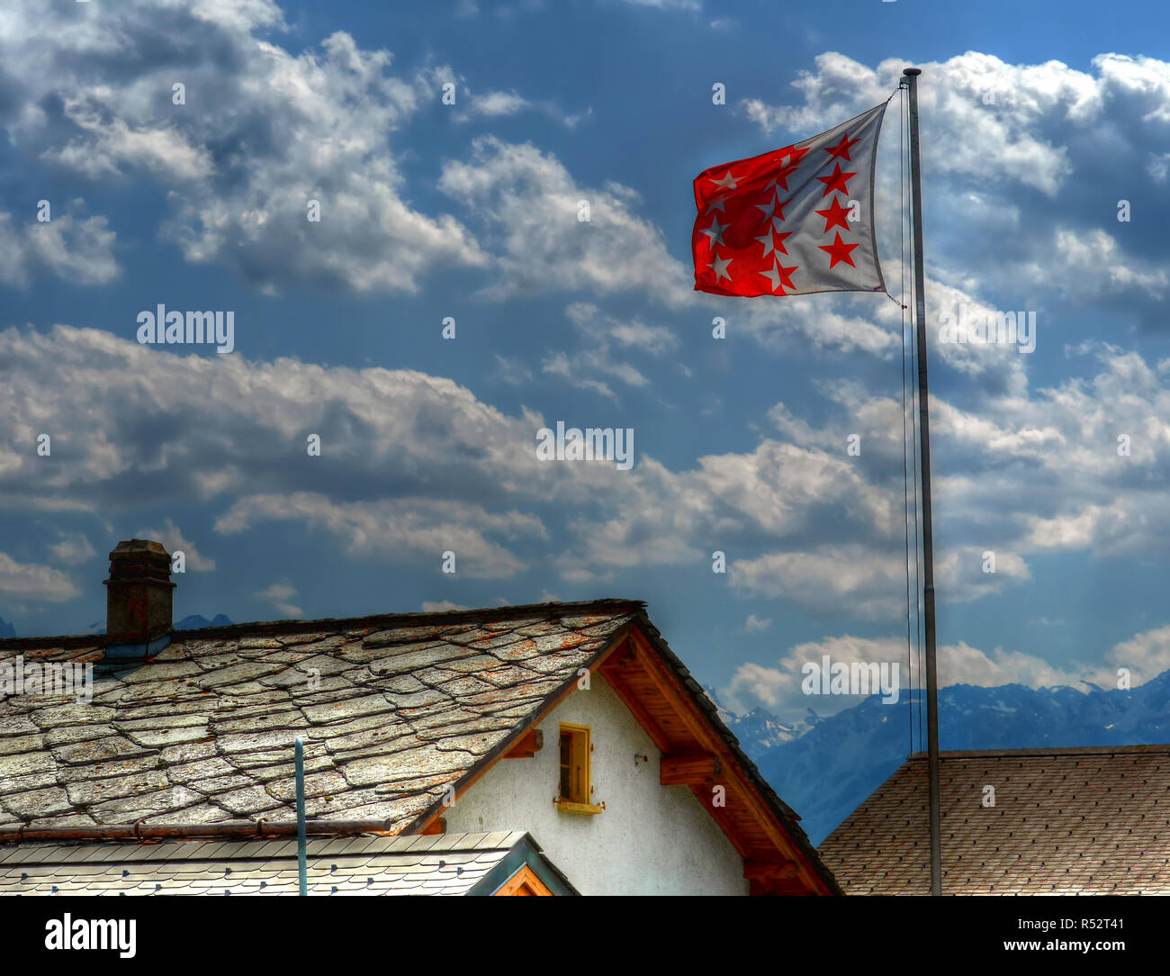 Le drapeau du Valais, Suisse à Mollens Banque D'Images