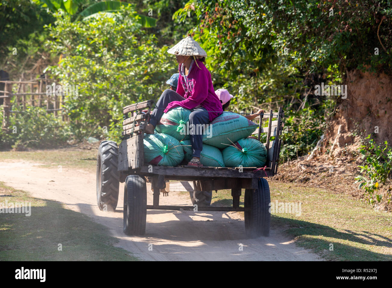 Don Daeng, Laos - 27 Avril 2018 : le transport des marchandises sur un tracteur dans une zone rurale éloignée île sur le Mékong Banque D'Images