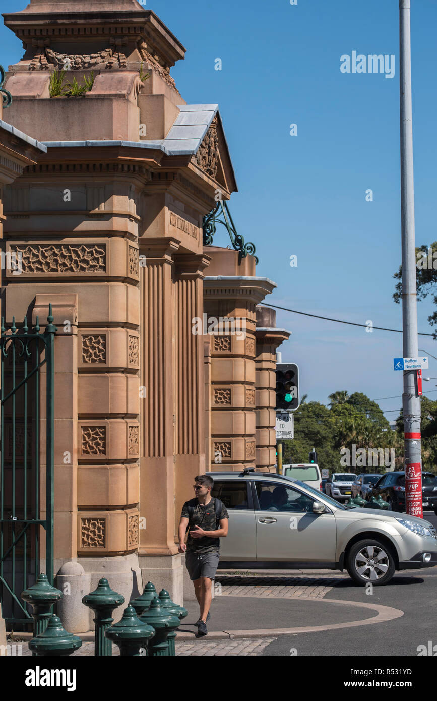 Portes sculptées en pierre massive à l'entrée du Parc du Centenaire de Paddington à Sydney en Australie, ont été ont été construites pour l'ouverture du parc en 1888. Banque D'Images