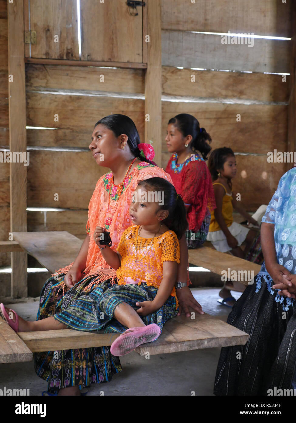 GUATEMALA Le Père William Mullen MM masse à dire q'eqchi indiens à Limon, village près de El Remate, Petén. Banque D'Images