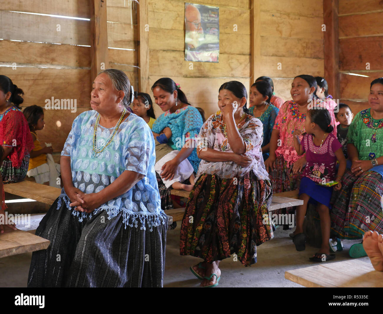 GUATEMALA Le Père William Mullen MM masse à dire q'eqchi indiens à Limon, village près de El Remate, Petén. Banque D'Images