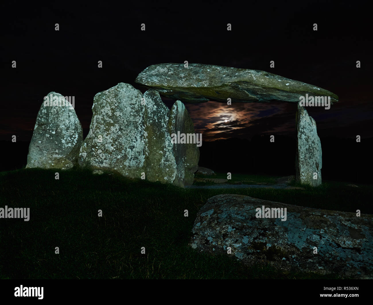 Pentre Ifan chambre funéraire (3 500 BC) à la Lune. Situé dans le Pembrokeshire amenée, c'est la plus grande chambre funéraire Néolithique au Pays de Galles, Royaume-Uni. Banque D'Images