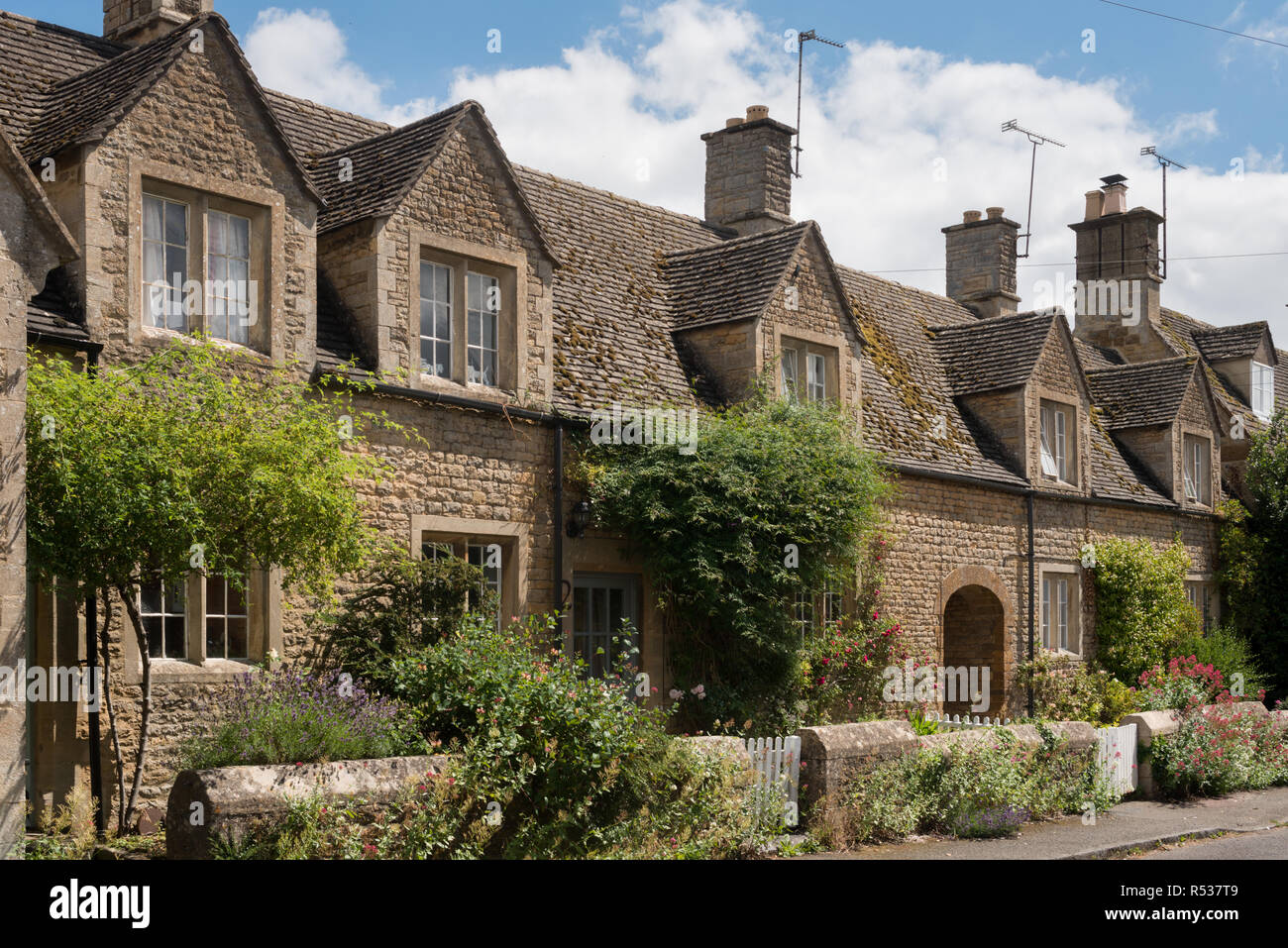 Une rangée de maisons de campagne dans Sandford St Martin, West Oxfordshire, Angleterre, Royaume-Uni, Europe Banque D'Images