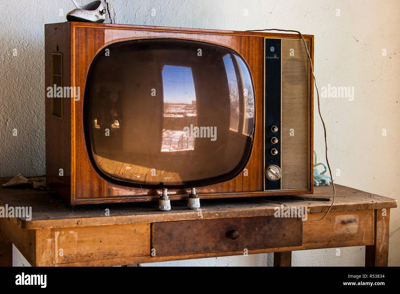 Ancienne télévision rétro dans une maison abandonnée en Bulgarie Photo  Stock - Alamy
