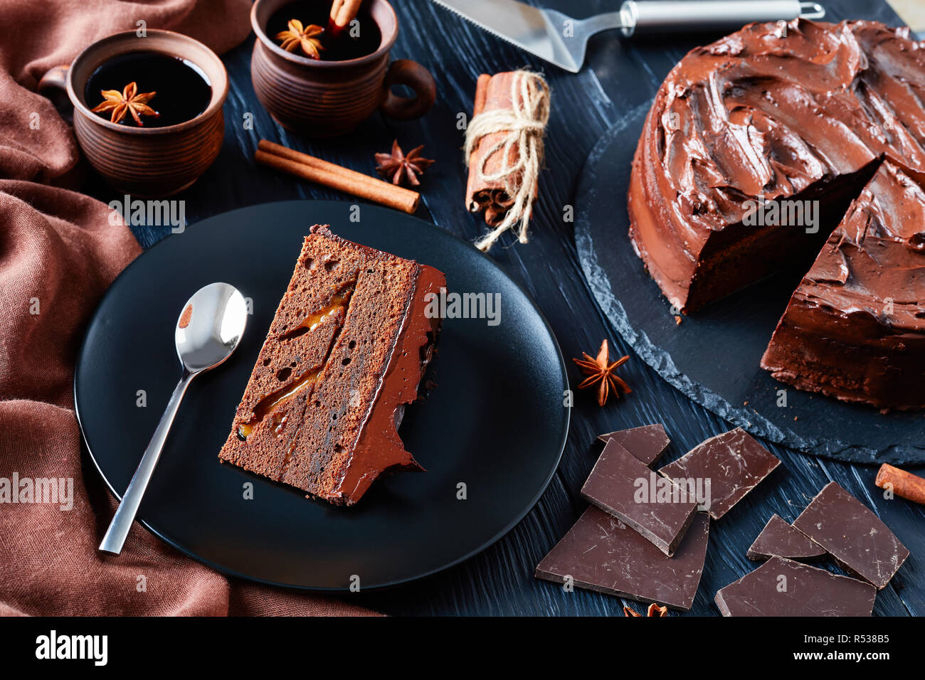 Portion De Gateau Au Chocolat Avec De La Confiture D Abricot Garnie De Remplissage Ganache Chocolat Servi Sur Une Plaque Noire Avec Du Vin Dans Des Tasses D Argile Sur Une Rustique Bla Photo Portion De Gateau Au Chocolat Avec De La Confiture D Abricot Garnie De Remplissage Ganache Chocolat Servi Sur Une Plaque Noire Avec Du Vin Dans Des Tasses D Argile Sur Une Rustique Bla Photo