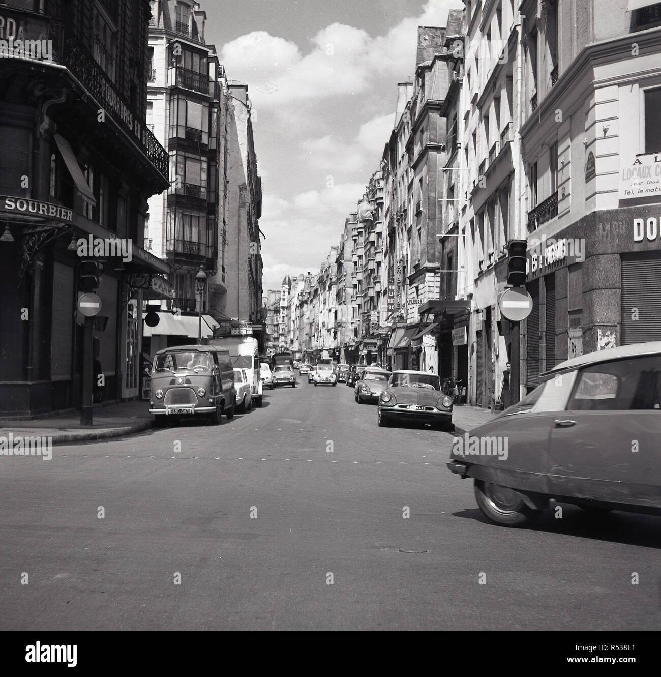 Années 1960, historiques, une rue à Paris, France, montrant les bâtiments et les voitures françaises y compris Citroens. Banque D'Images