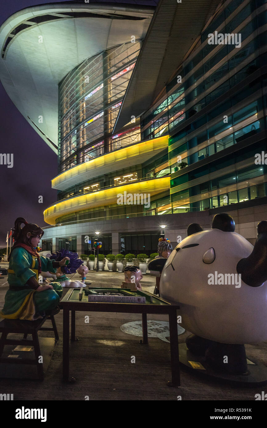 Vue nocturne de personnage de BD et anime la vie des statues de taille moyenne près de Hong Kong Convention and Exhibition Centre. Hong Kong, Wan Chai, Janvier 2018 Banque D'Images