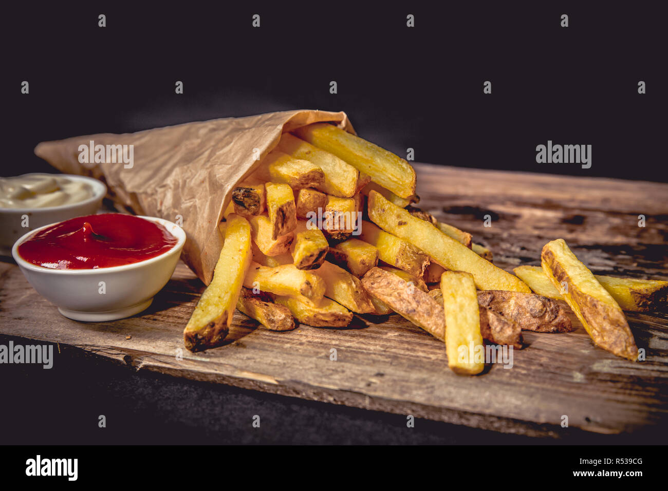 Frites Pommes Frites sur bois noir Banque D'Images