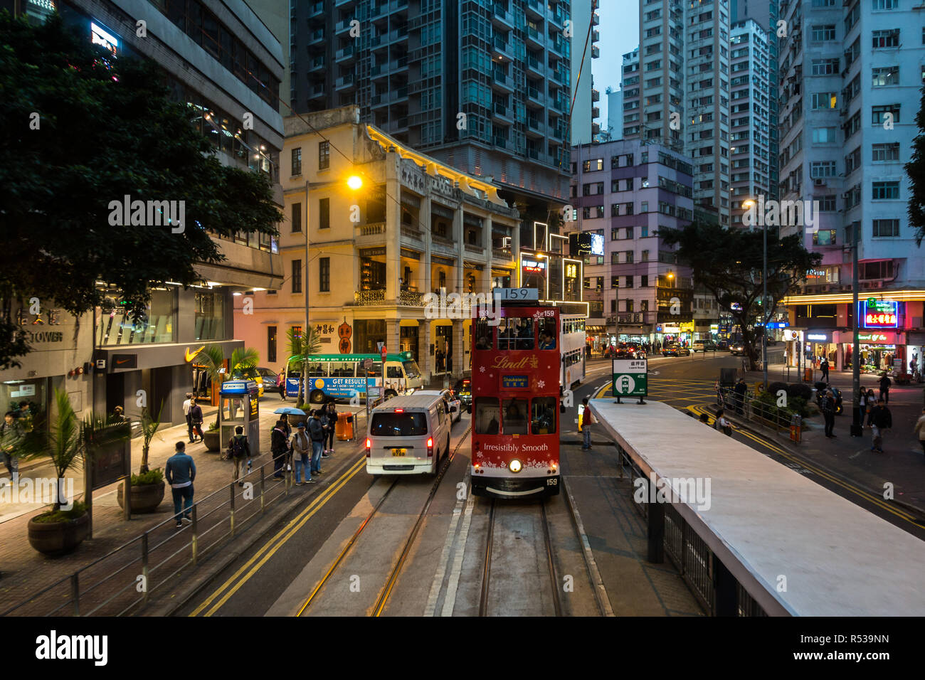 Tramway à impériale (Ding Ding) à Hennessy Road dans la région de Wan Chai. Hong Kong, Janvier 2018 Banque D'Images