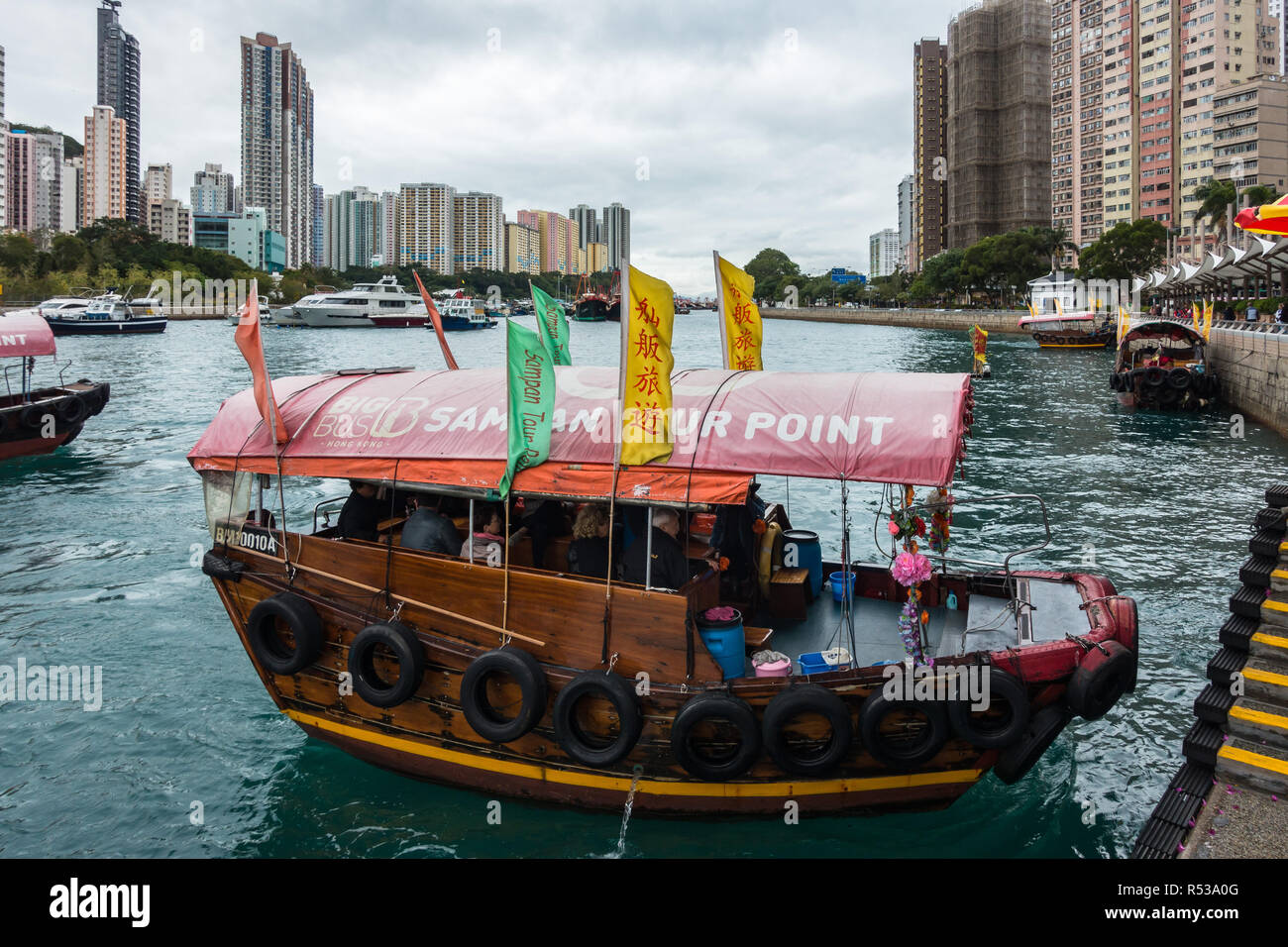 Un sampan, un bateau en bois traditionnel chinois prêt pour une visite au port d'Aberdeen. Aberdeen, Hong Kong Island, Hong Kong, Janvier 2018 Banque D'Images