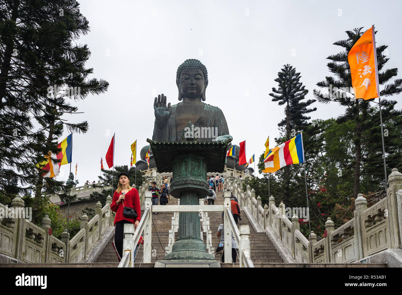 Les touristes à marcher sur le Tian Tan Buddha, (Grand Bouddha),a 34 mètres de la statue de Bouddha situé dans l'île de Lantau. Hong Kong, Janvier 2018 Banque D'Images