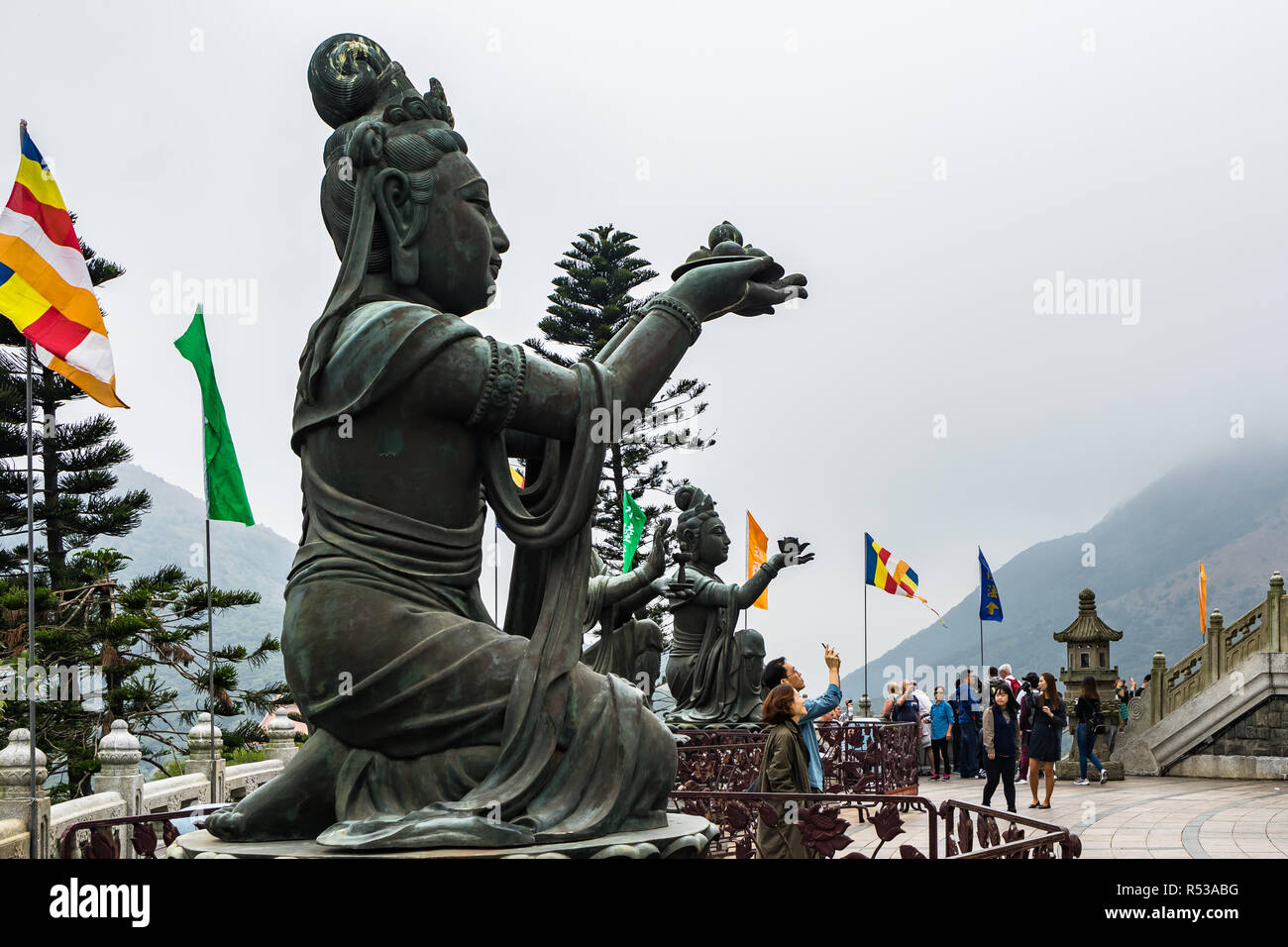 L'offre des Six Dévas de Tian Tan Buddha. Ils sont le symbole de la charité, la morale, la patience, le zèle, la méditation et la sagesse, l'île de Lantau, Hong Kong Banque D'Images