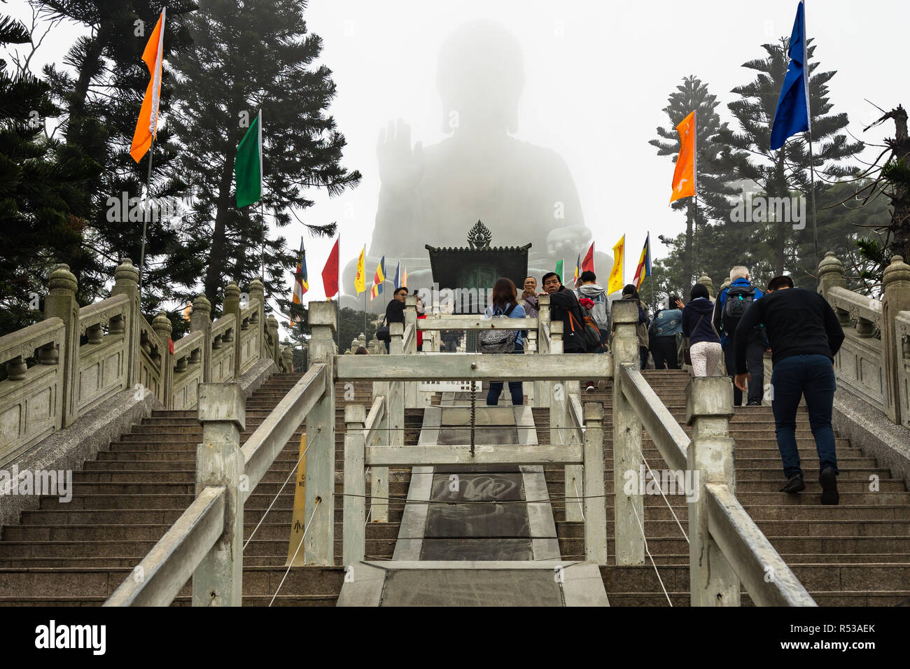 Tian Tan Buddha (Grand Bouddha) silhouette à travers la brume dans un jour brumeux. Hong Kong, l'île de Lantau, Janvier 2018 Banque D'Images