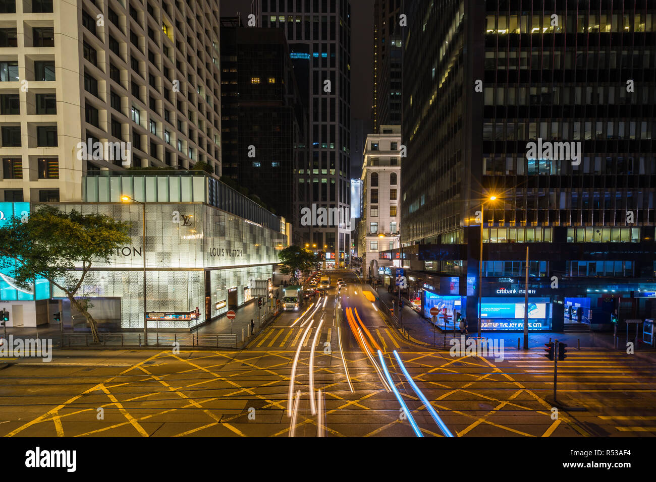 Vue de nuit Des Voueux Road et Pedder Street au coeur de Hong Kong Central. Hong Kong, Janvier 2018 Banque D'Images