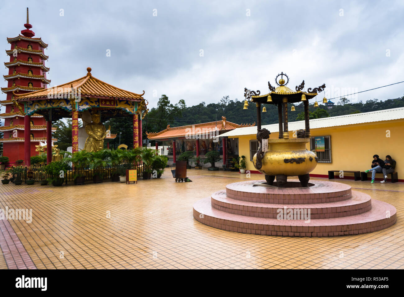 Cour d'honneur et pagode à dix mille bouddhas monastère (Fat Man Tsz). Hong Kong, Sha Tin, Nouveaux Territoires, Janvier 2018 Banque D'Images