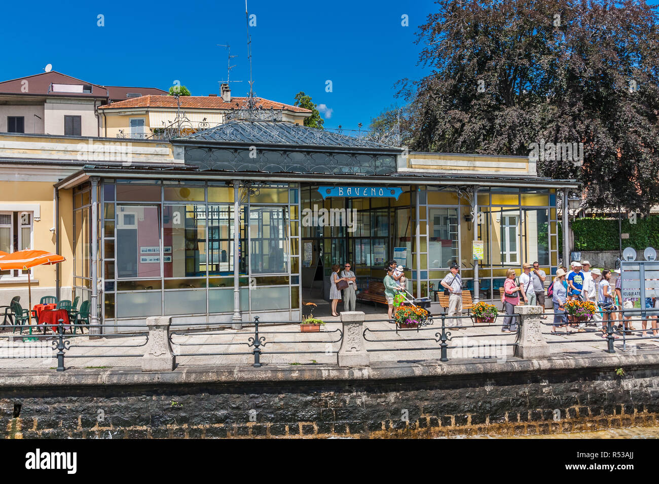 Verbano, Italie, le 12 juillet 2012 : le port ferry de Baveno sur le Lac Majeur. Banque D'Images