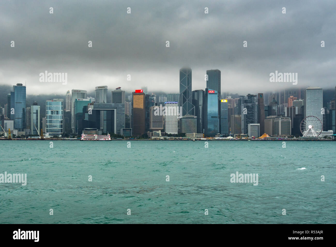 Nuages menaçants sur Hong Kong Skyline Central. Hong Kong, Janvier 2018 Banque D'Images