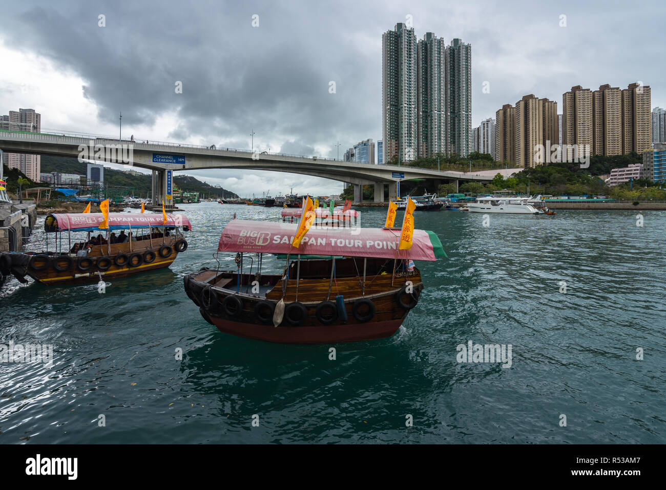 En Sampan est une activité touristique très populaire pour explorer Aberdeen Harbour et le village flottant où les gens vivent sur les bateaux-maison, Hong Kong Banque D'Images