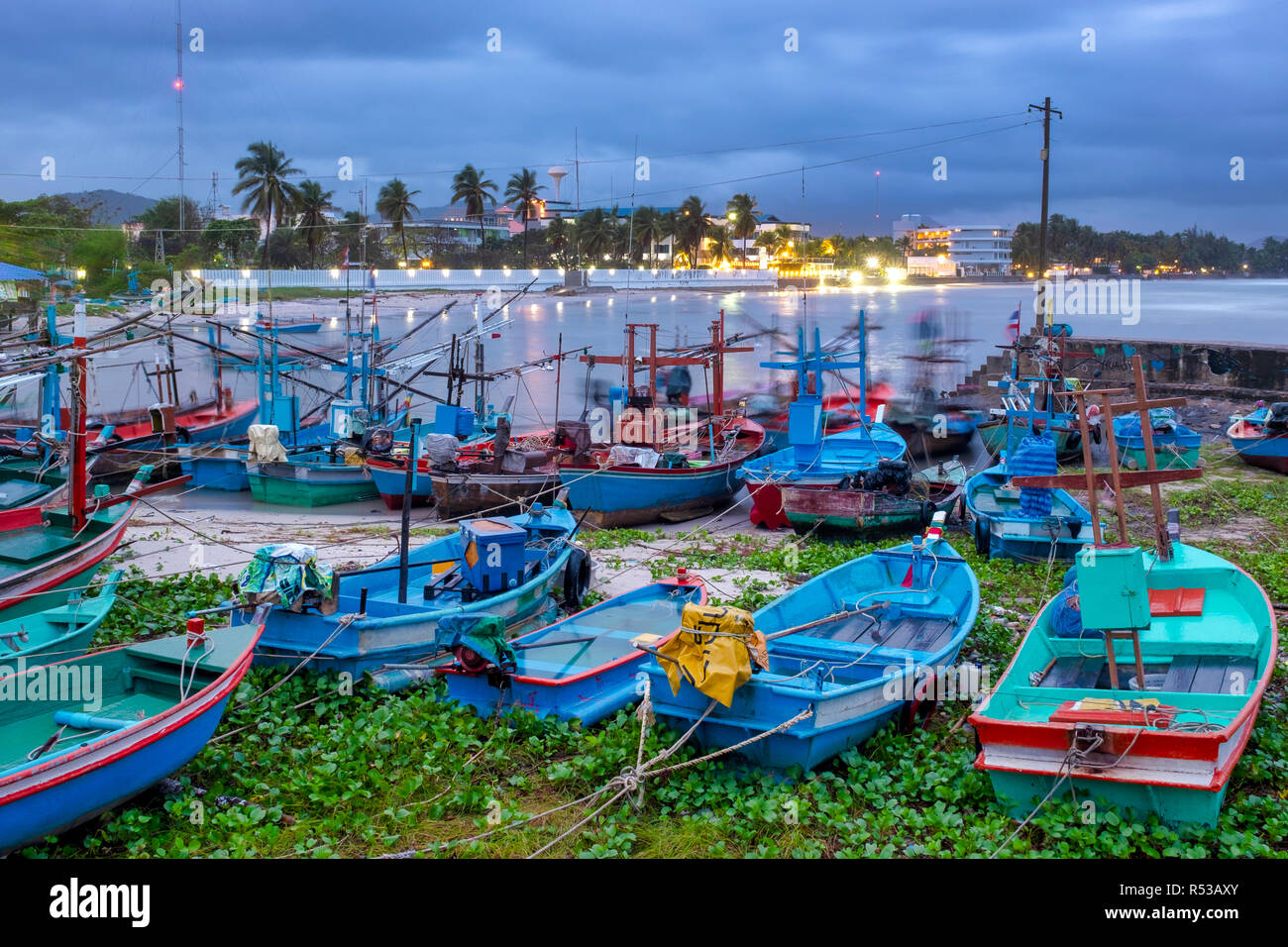 Bateaux au repos dans la jetée de pêche de Hua Hin, Hua Hin, Thaïlande Banque D'Images