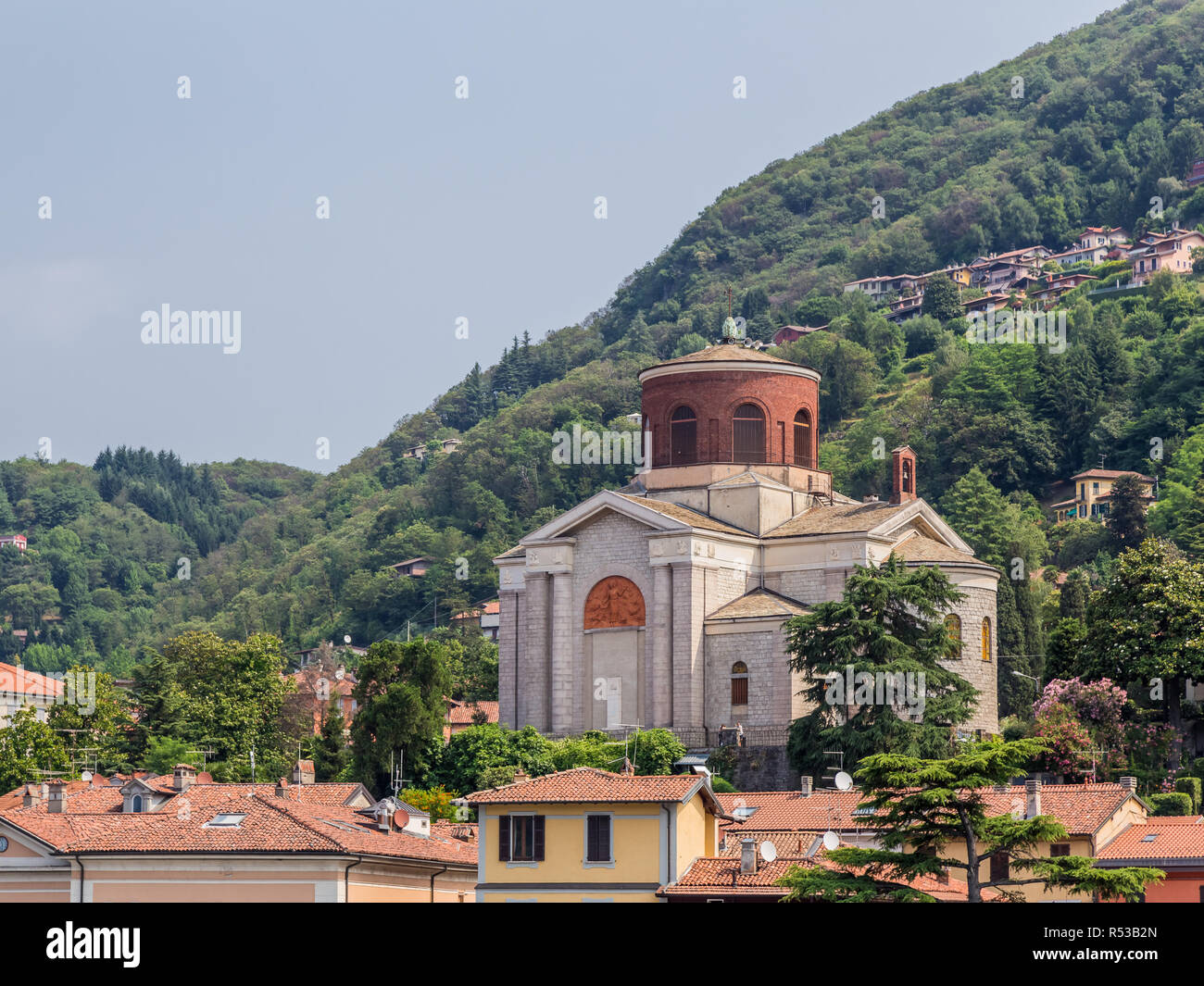 Laveno, Italie, le 6 juillet, 2013 : voir l'église de Sant Ambrogio contre la montagne. Banque D'Images