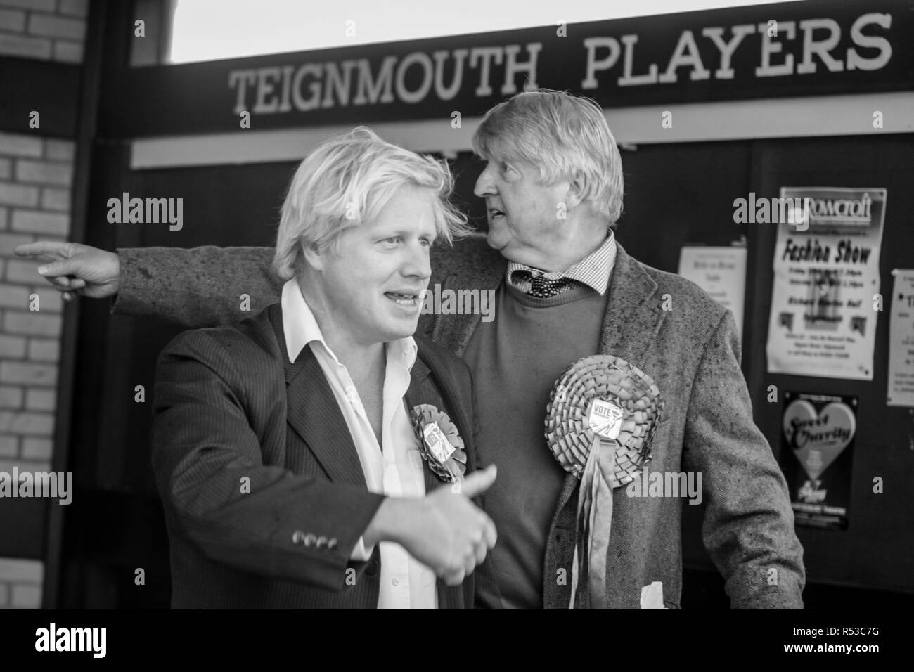 Boris et Stanley Johnson sur le sentier de la campagne du parti conservateur dans la région de Devon en 2005 Photo d'Archive Banque D'Images