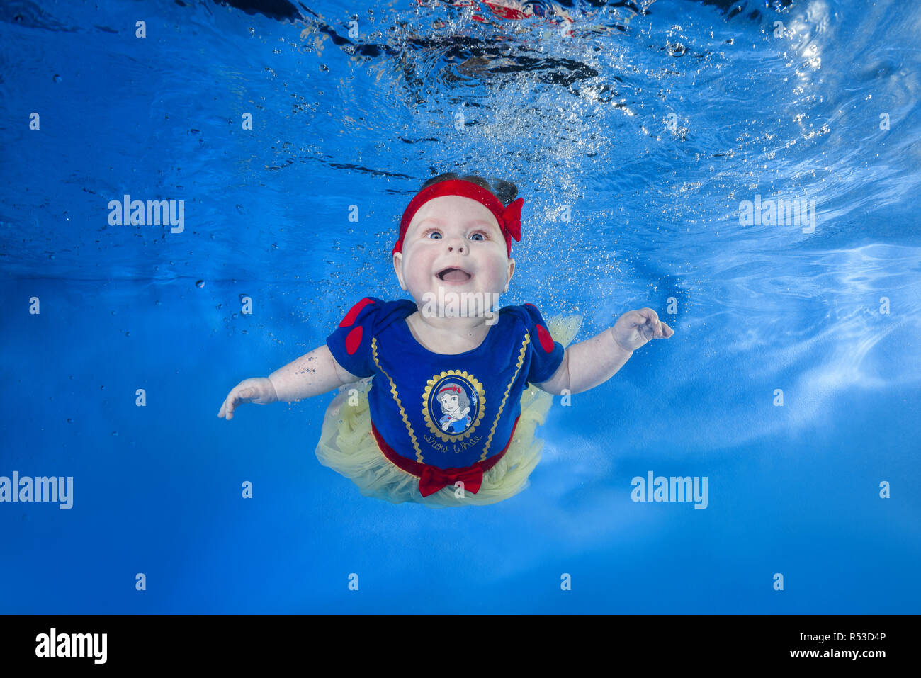 Petit Bebe Dans La Neige En Costume Blanc Nager Sous L Eau Bebes Nageurs Sous L Eau Dans La Piscine Sur Un Fond De L Eau Bleu Vie Familiale Saine Et Ch Photo Stock