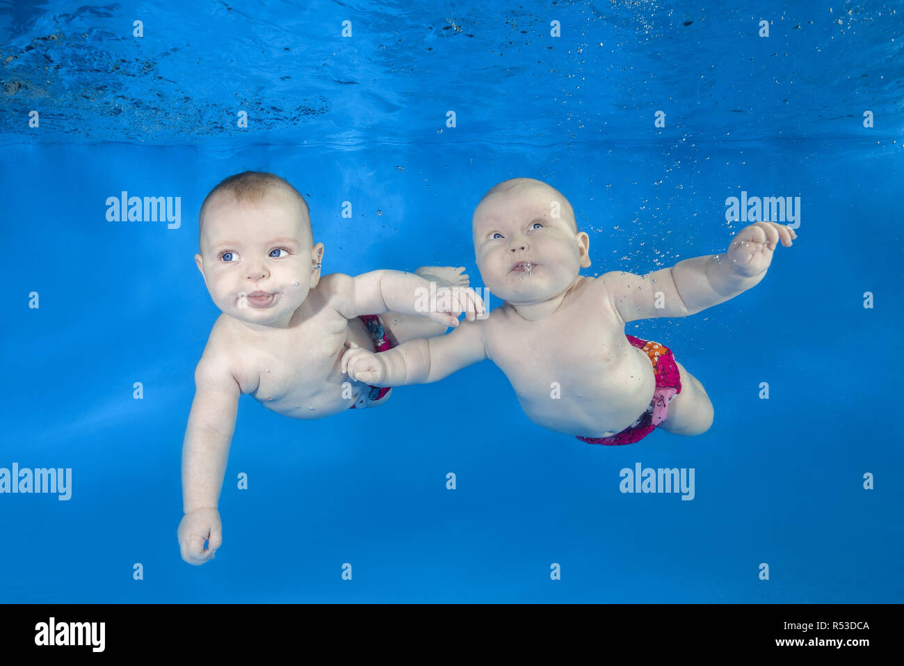 Deux Petit Bebe Dans La Piscine Sur Un Fond De L Eau Bleu Vie Familiale Saine Et L Activite Des Enfants Sports D Eau Le Developpement De L Enfant La Maladie P Photo Stock Alamy Deux Petit Bebe Dans La Piscine Sur Un Fond De L Eau Bleu Vie Familiale Saine Et L Activite Des Enfants Sports D Eau Le Developpement De L Enfant La Maladie P Photo Stock Alamy