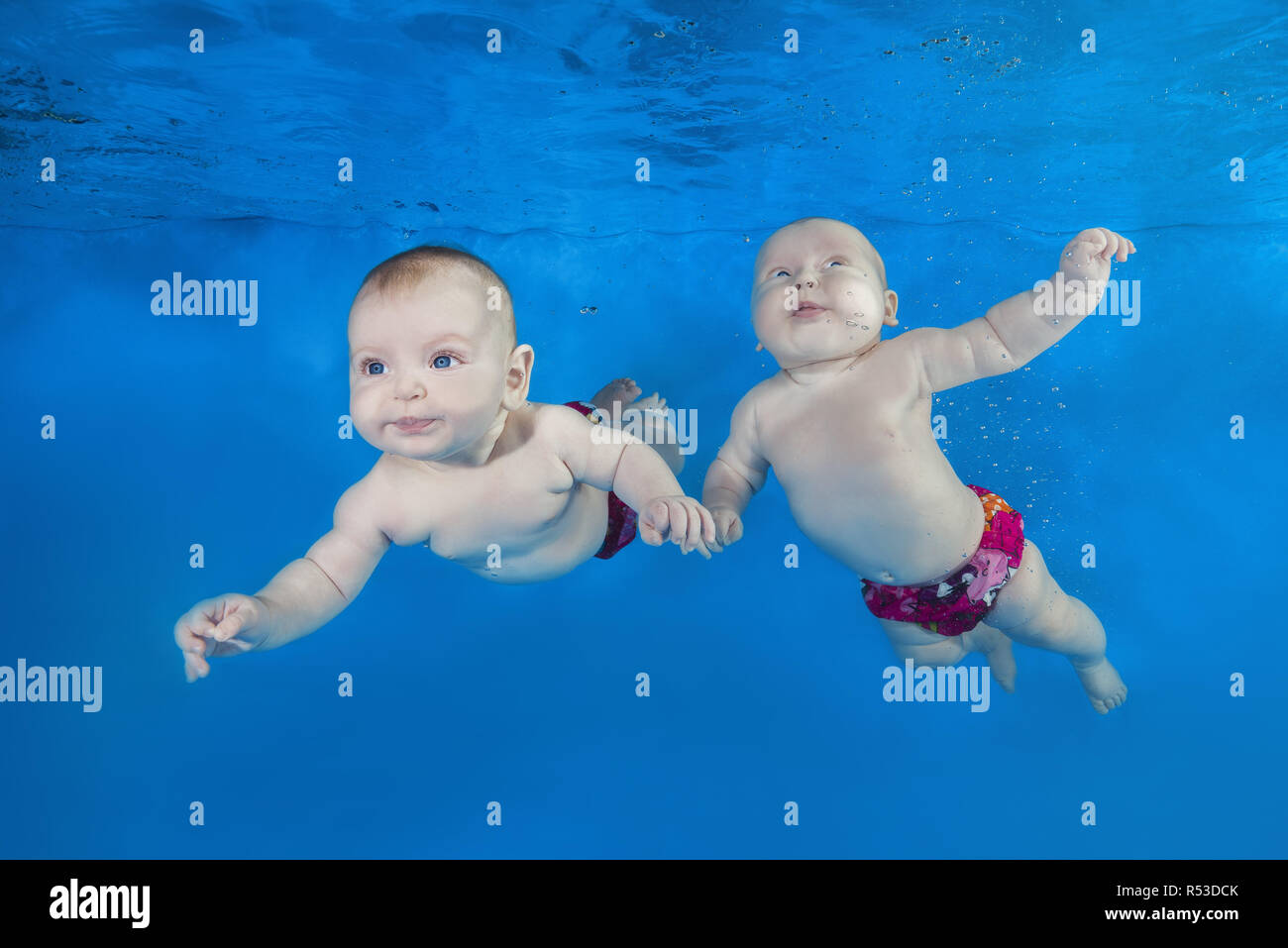 Deux Petit Bebe Dans La Piscine Sur Un Fond De L Eau Bleu Vie Familiale Saine Et L Activite Des Enfants Sports D Eau Le Developpement De L Enfant La Maladie P Photo Stock Alamy Deux Petit Bebe Dans La Piscine Sur Un Fond De L Eau Bleu Vie Familiale Saine Et L Activite Des Enfants Sports D Eau Le Developpement De L Enfant La Maladie P Photo Stock Alamy