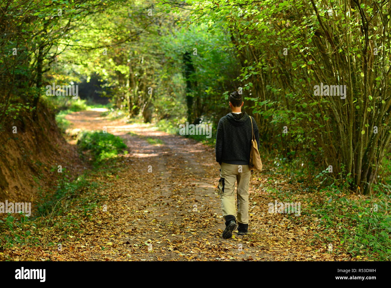 L'homme moderne profitant de la forêt et nouveau style de vie, après avoir quitté la ville derrière Banque D'Images
