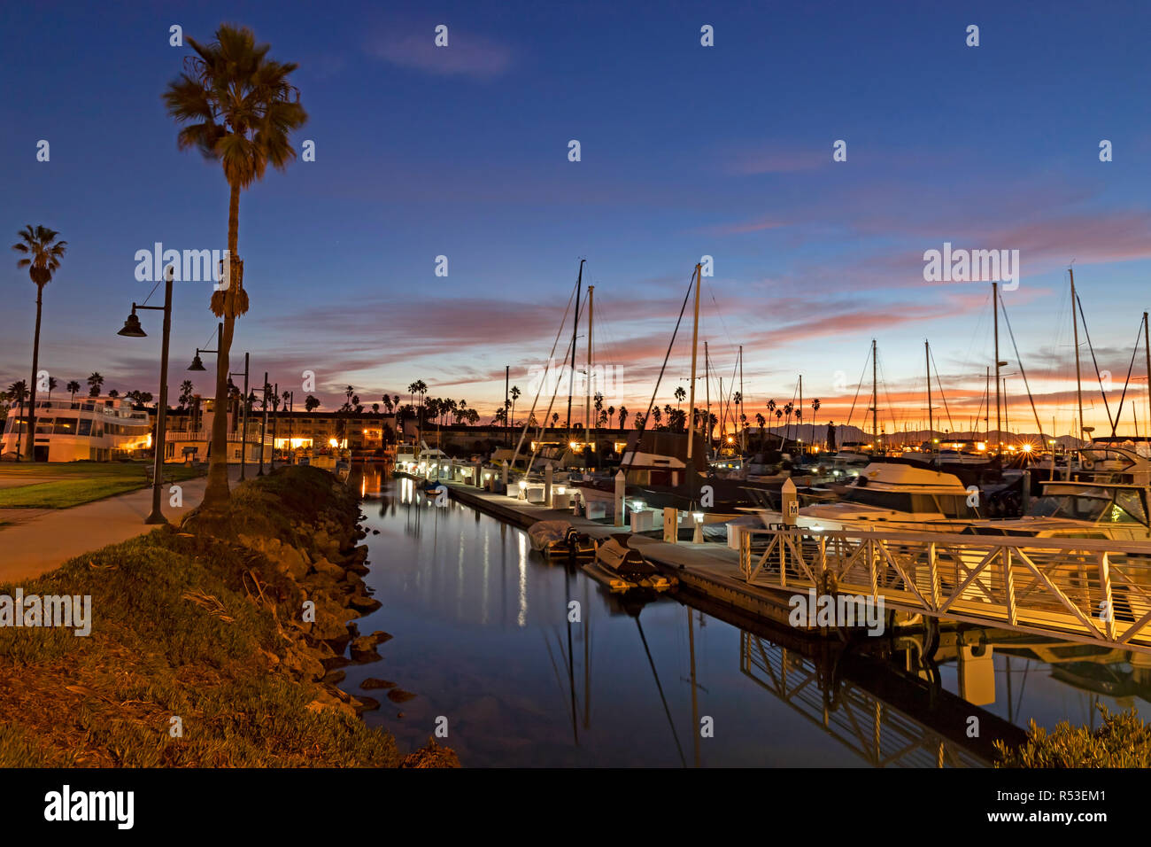 Lever du soleil à Ventura Harbor le long de la côte de Californie Banque D'Images