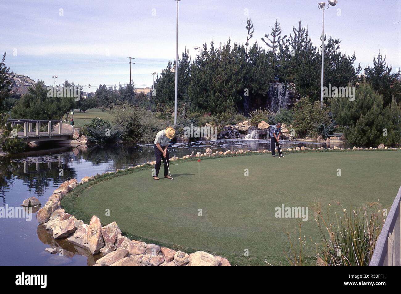 Avis de deux joueurs partiront jusqu'à la Mission Bay Golf putting green, dans la région de Pacific Beach, San Diego, Californie, Juin, 1967. () Banque D'Images