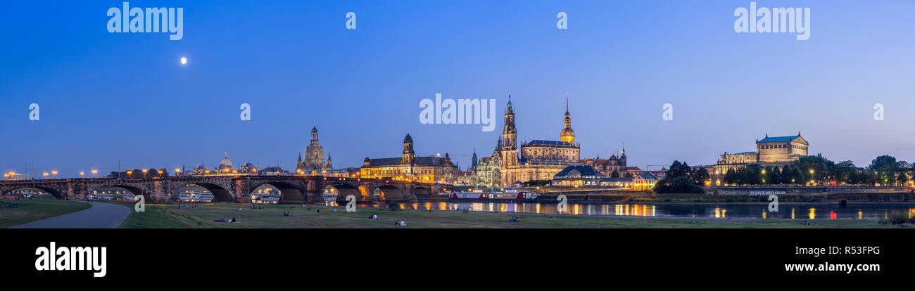 Sur l'Elbe à Dresde l'heure bleue Banque D'Images