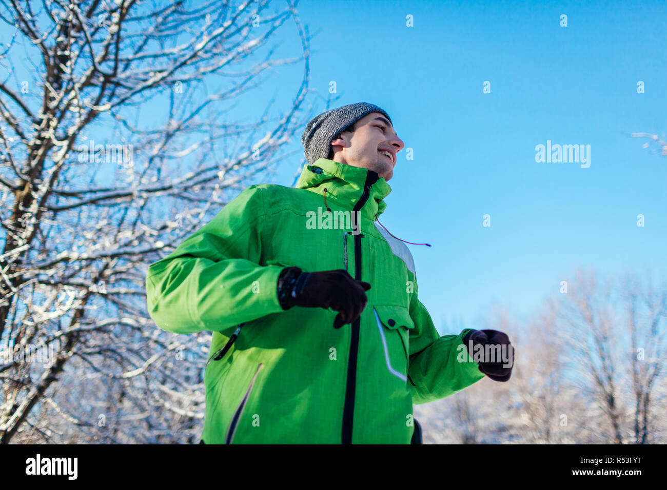 L'athlète course sprint homme forêt en hiver. La formation à l'extérieur en temps de neige froide. Vie saine et active Banque D'Images