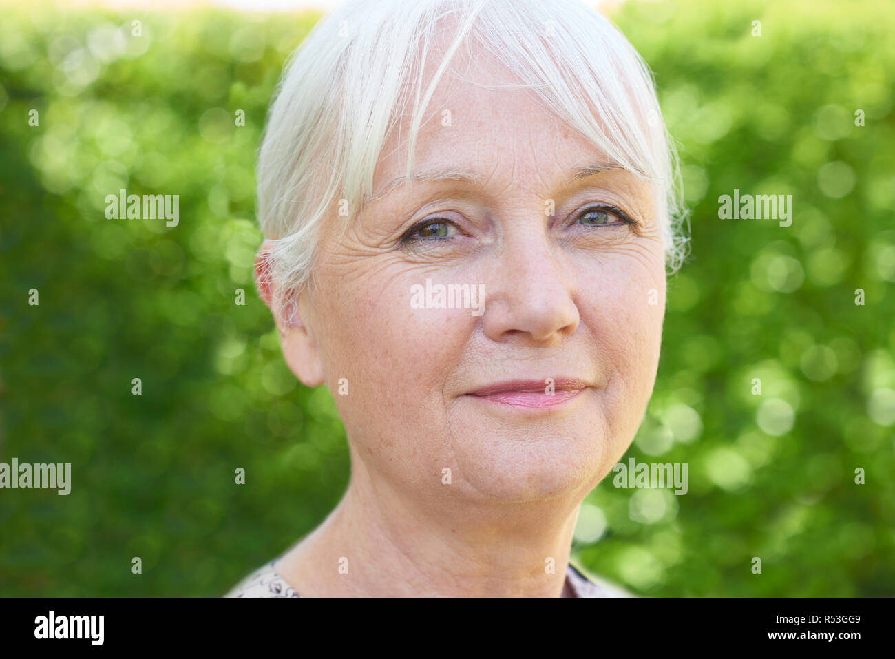 La tête et les épaules de plein air Portrait of Senior Woman grave Banque D'Images