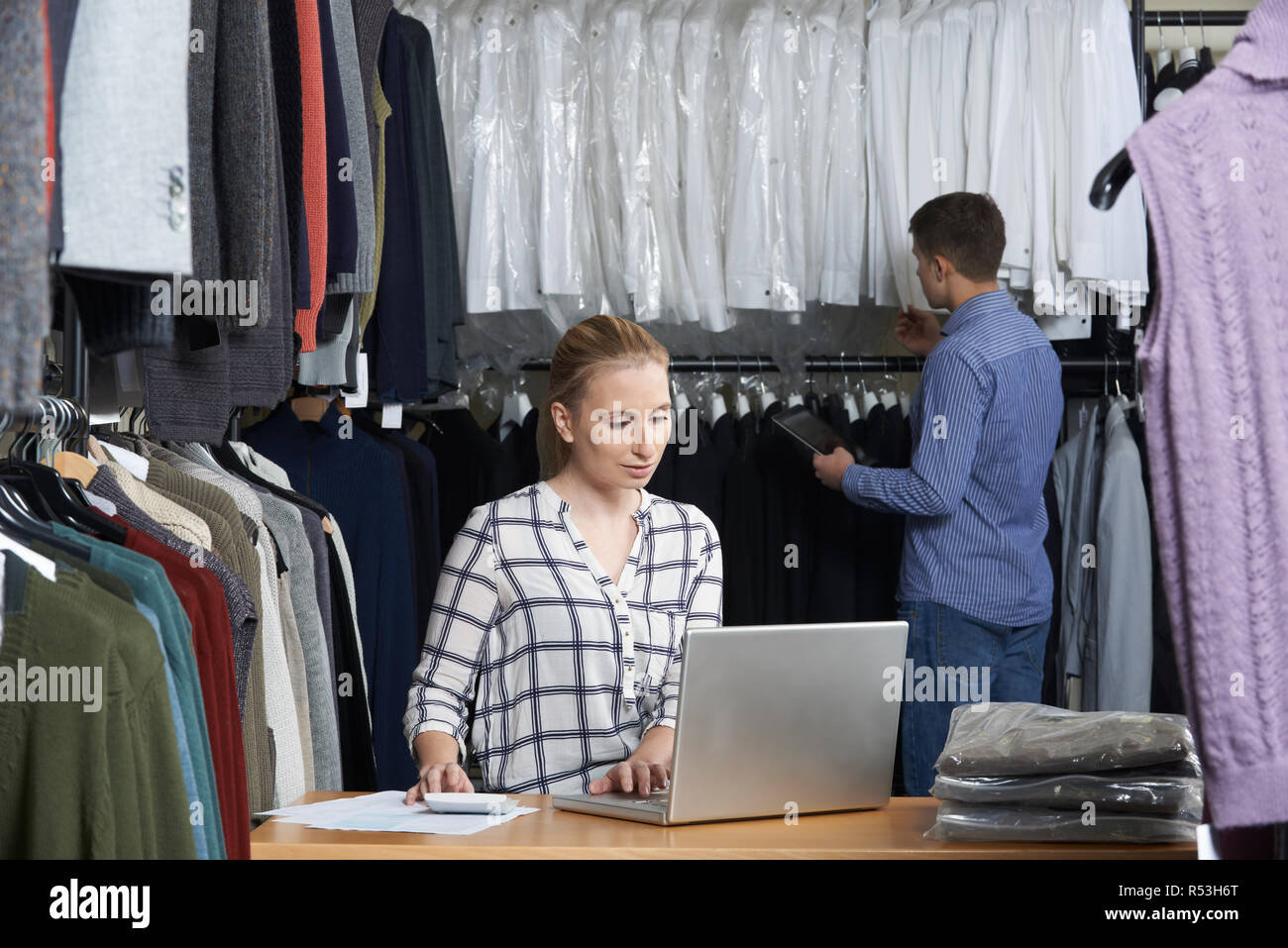 Couple Running On Line Fashion Business Working in Warehouse Banque D'Images