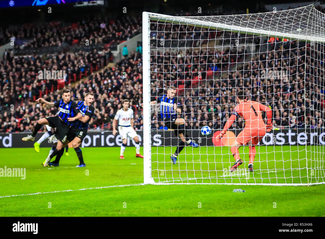 28 novembre 2018, au stade de Wembley, Londres (Angleterre), Ligue des Champions, Tottenham v Inter Milan ; Hugo Lloris test Inter (01) de Tottenham. Credit : Georgie Kerr/News Images Banque D'Images