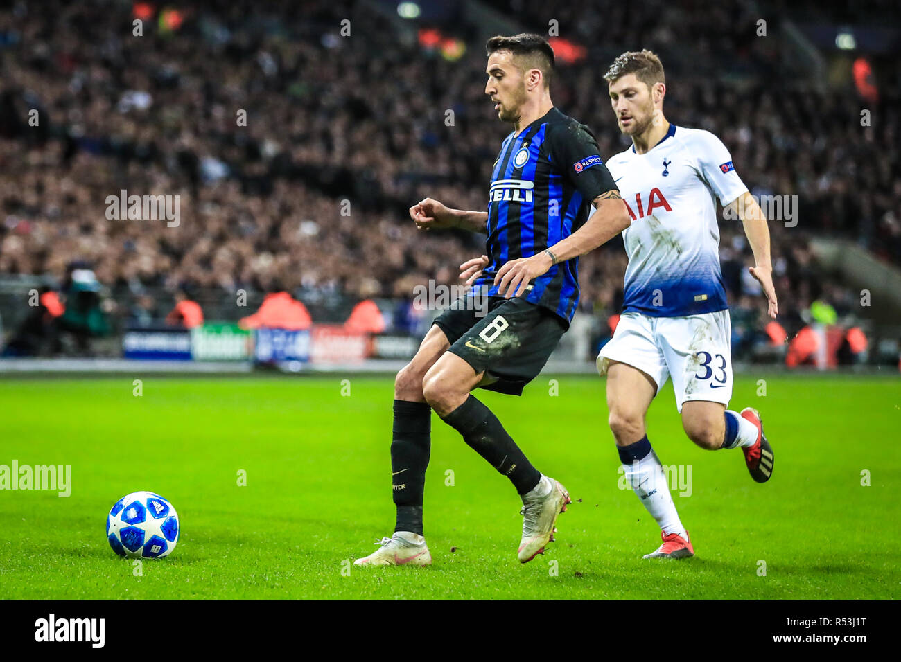 28 novembre 2018, au stade de Wembley, Londres (Angleterre), Ligue des Champions, Tottenham v Inter Milan ; Ben Davies (33) de Tottenham marque Matias Vecino (08) de l'Inter Milan Crédit : Georgie Kerr/News Images Banque D'Images