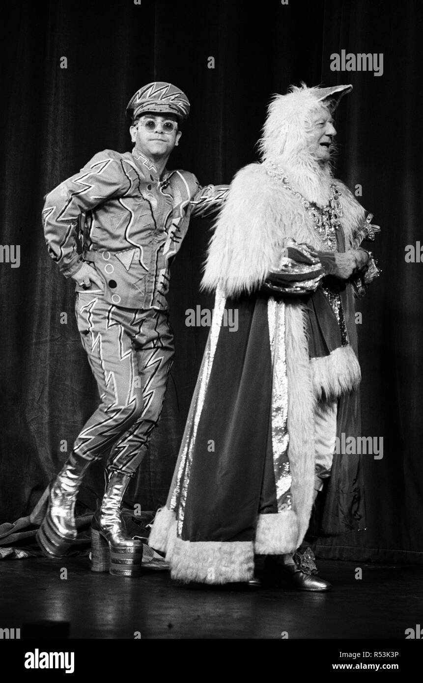 Elton John apporte la maison en bas à un spectacle au Théâtre Royal de Londres. Il a également fait équipe avec Sir John Gielgud pour un duo. Sir John était dans un rôle peu connu - d'Œuf le premier, un roi d'oies. 2e décembre 1984. Banque D'Images