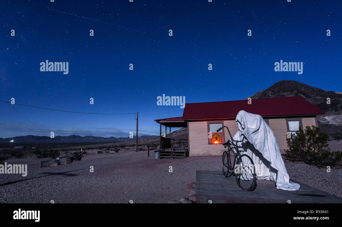 Sculpture installation dans ghost Creepy Rhyolite, Nevada Banque D'Images