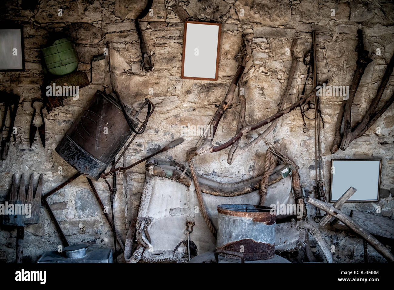 Mur avec les vieux trucs et outils Banque D'Images