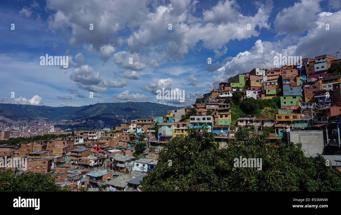 Panorama des maisons colorées dans la Comuna 13, à Medellin (Colombie) Banque D'Images