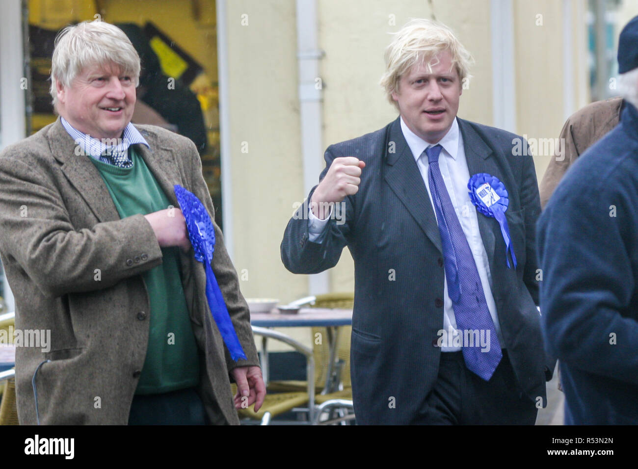 Boris et Stanley Johnson sur le sentier de la campagne du parti conservateur dans la région de Devon en 2005 Photo d'Archive Banque D'Images
