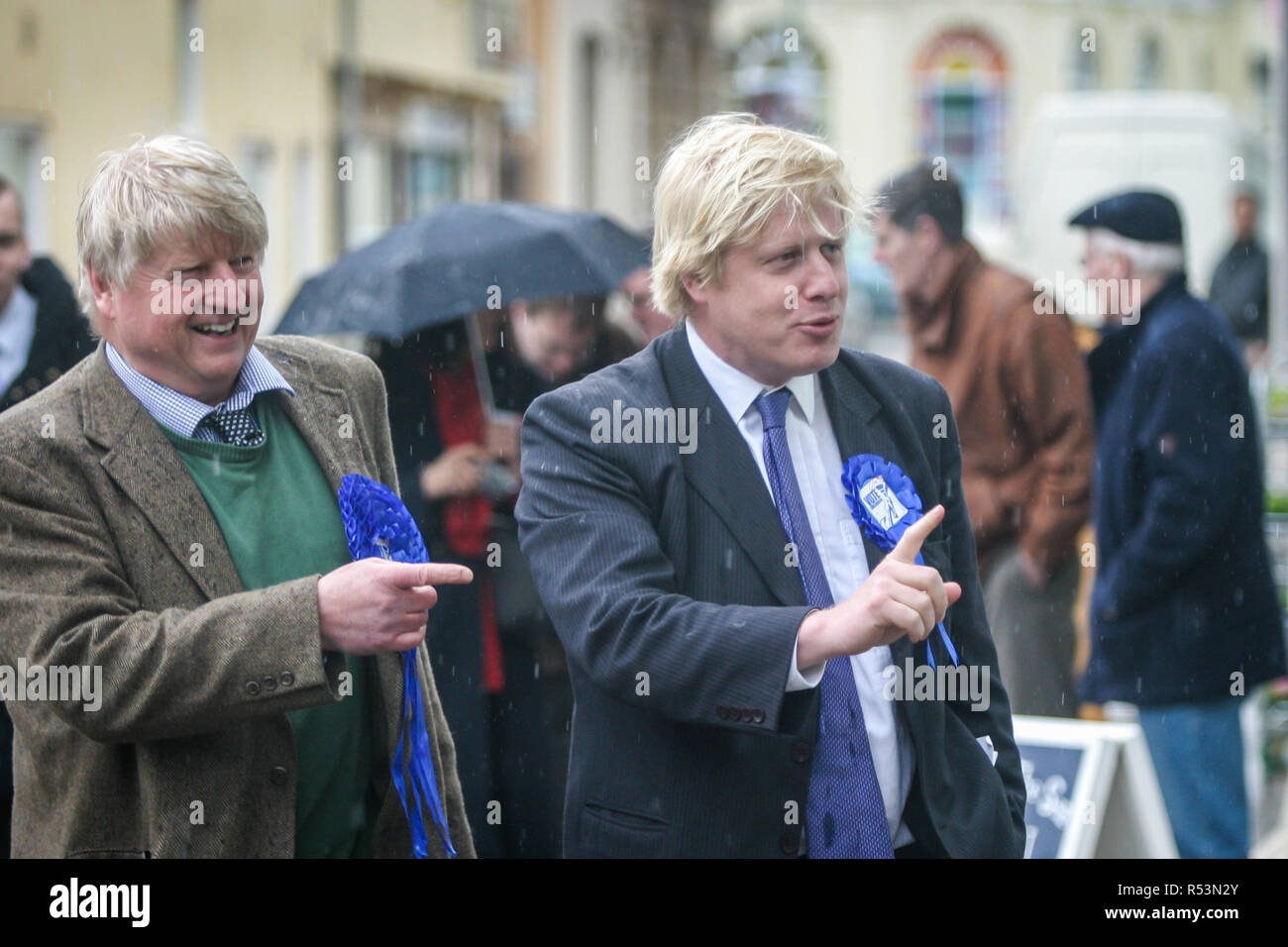 Boris et Stanley Johnson sur le sentier de la campagne du parti conservateur dans la région de Devon en 2005 Photo d'Archive Banque D'Images