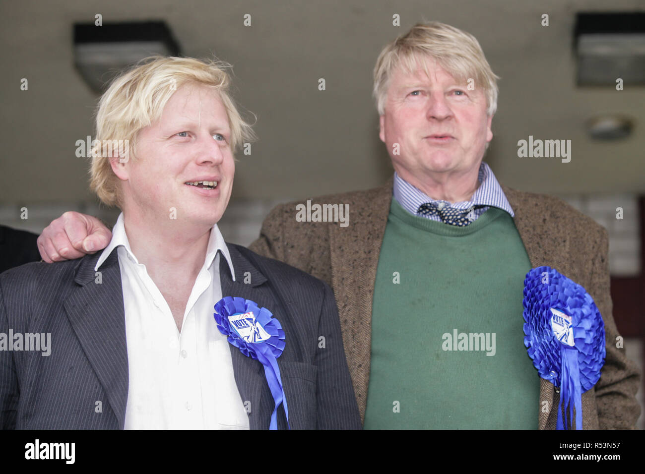 Boris et Stanley Johnson sur le sentier de la campagne du parti conservateur dans la région de Devon en 2005 Photo d'Archive Banque D'Images