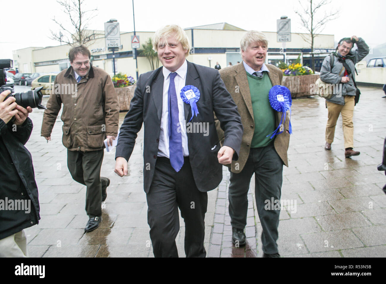 Boris et Stanley Johnson sur le sentier de la campagne du parti conservateur dans la région de Devon en 2005 Photo d'Archive Banque D'Images