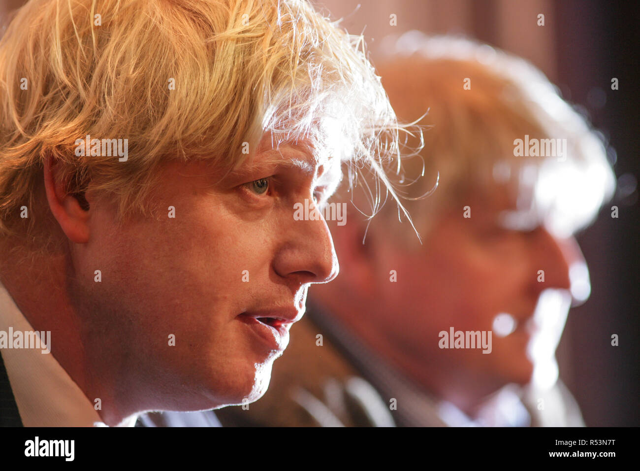 Boris et Stanley Johnson sur le sentier de la campagne du parti conservateur dans la région de Devon en 2005 Photo d'Archive Banque D'Images