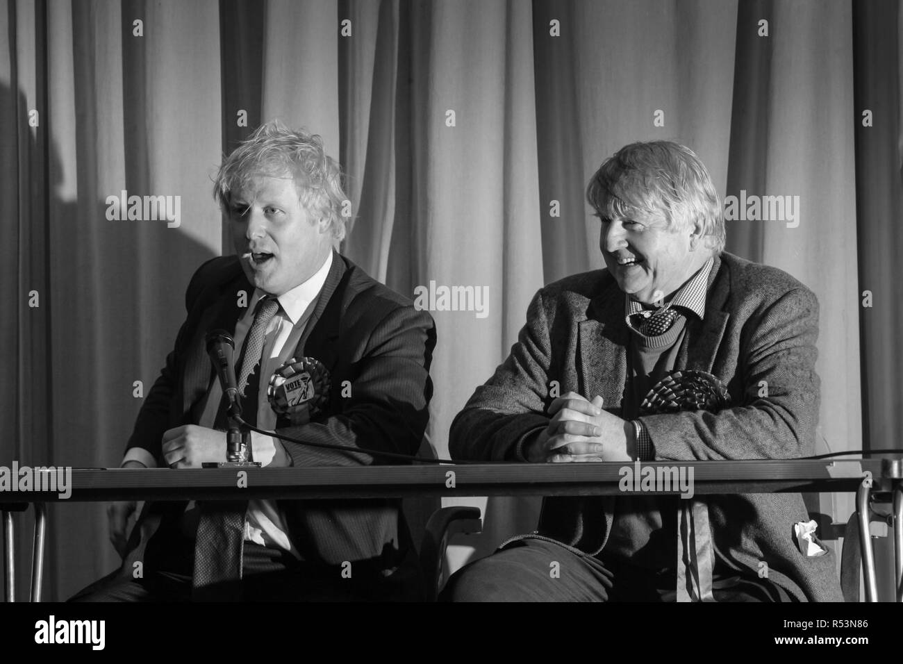 Boris et Stanley Johnson sur le sentier de la campagne du parti conservateur dans la région de Devon en 2005 Photo d'Archive Banque D'Images