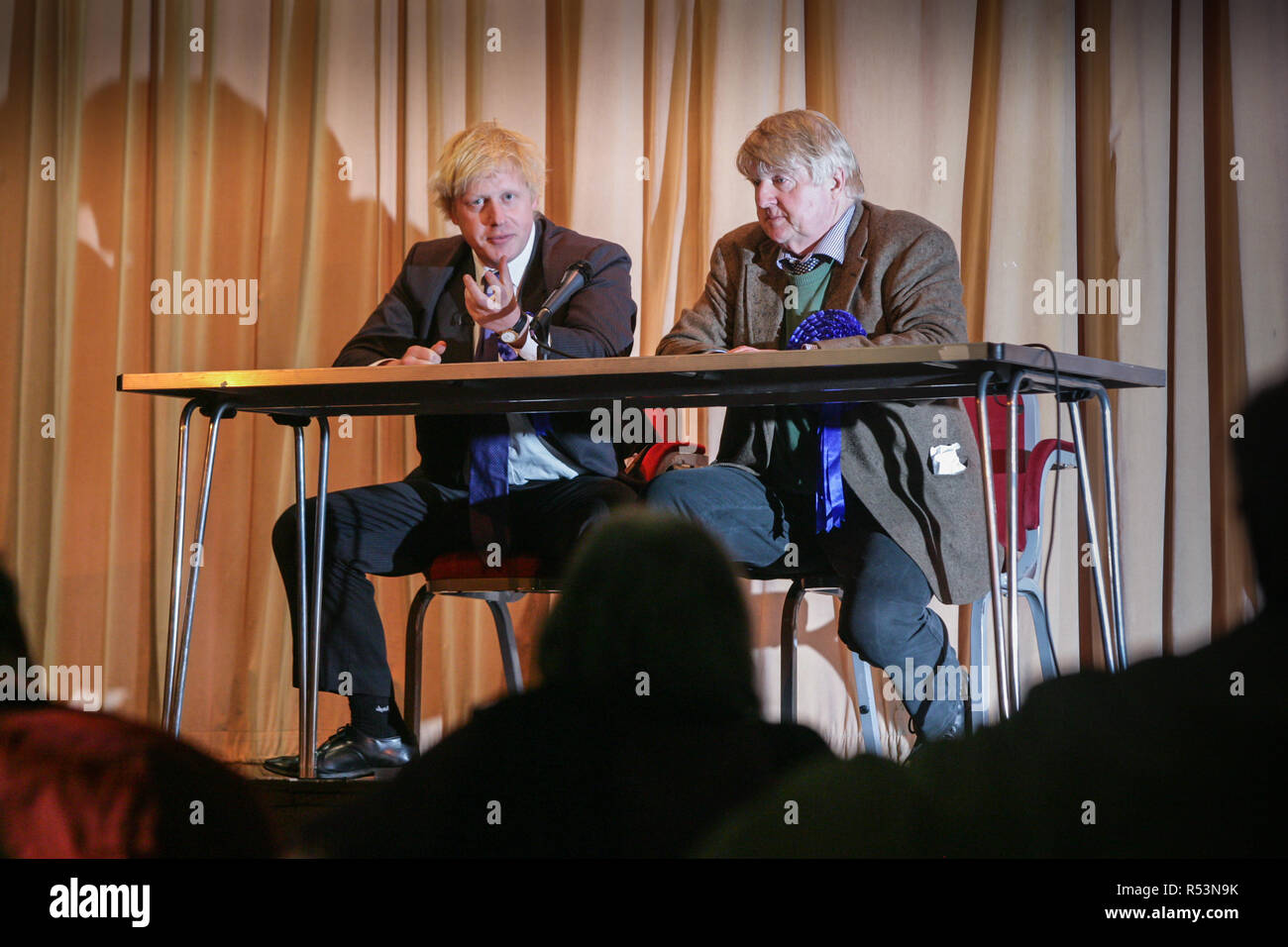 Boris et Stanley Johnson sur le sentier de la campagne du parti conservateur dans la région de Devon en 2005 Photo d'Archive Banque D'Images