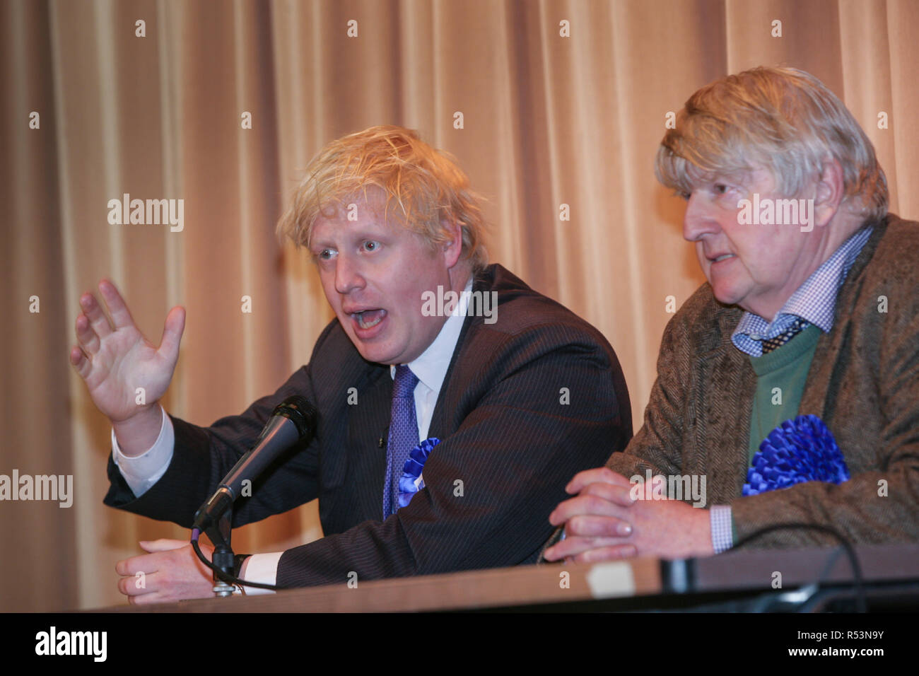 Boris et Stanley Johnson sur le sentier de la campagne du parti conservateur dans la région de Devon en 2005 Photo d'Archive Banque D'Images